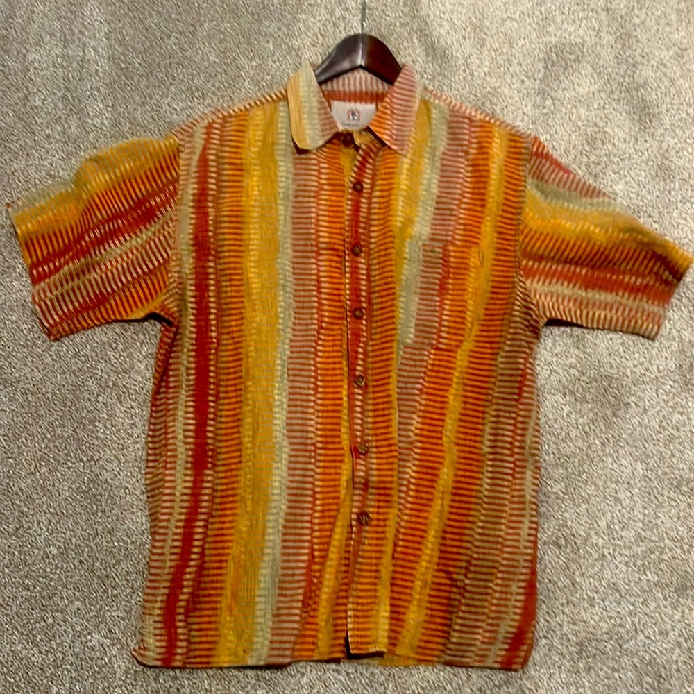 Men’s size large short sleeve button down shirt! Genuine The Territory Ahead